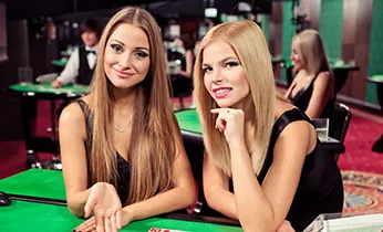 Hình ảnh đội ngũ chuyên gia của 8xbet web đang làm việc